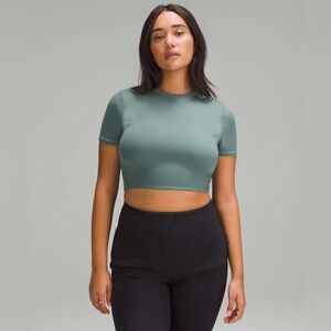 Lululemon Crewneck Cropped T-Shirt
Medium Forest 🌳 Green Nulu Light Brushed Tote